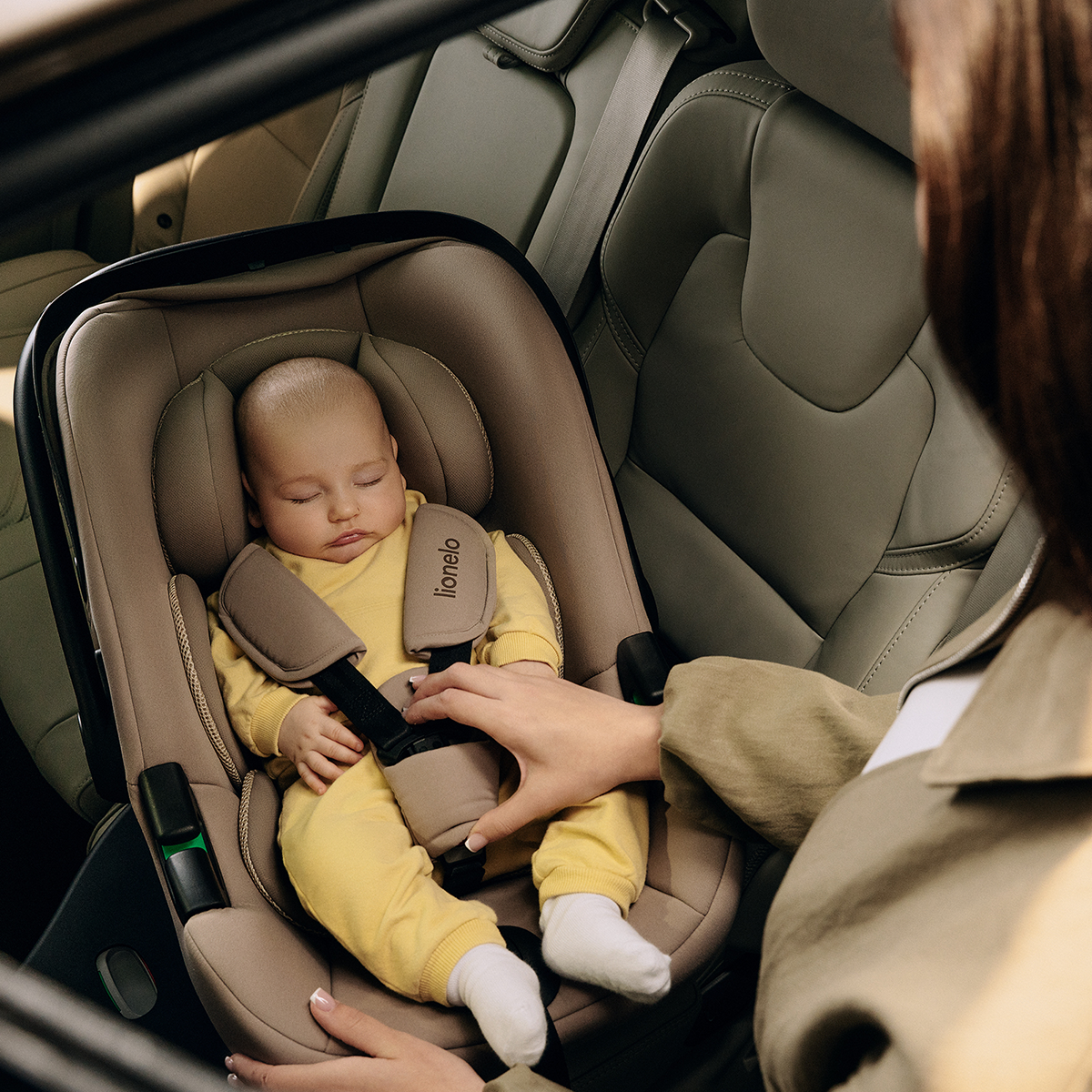i-Size infant car seat product view 2 Lionelo Astrid i-Size Black Onyx