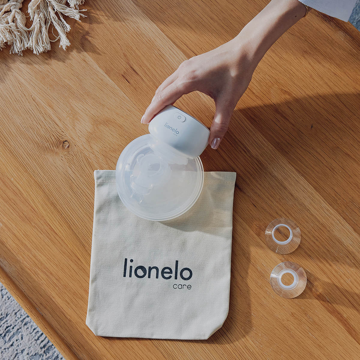 breast pump product view 3 Lionelo Fidi Free Simple White Natural